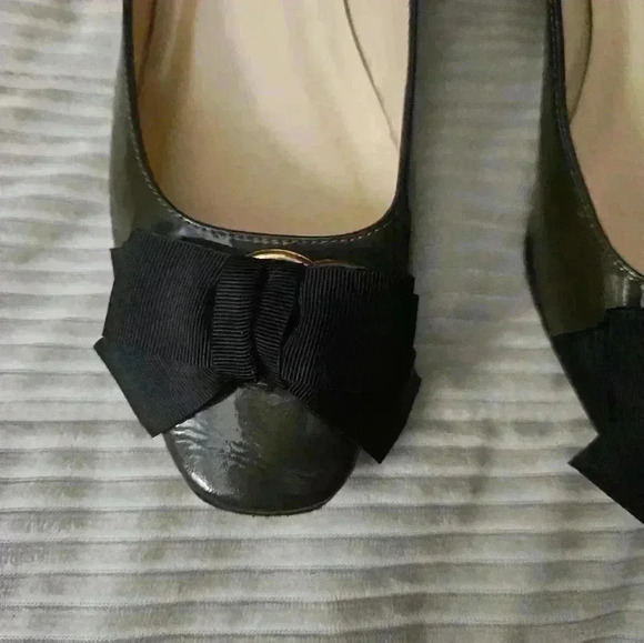 Kate Spade heels.  Olive Green Patent Leather w Black bows. Size 8.5 - Picture 8 of 14
